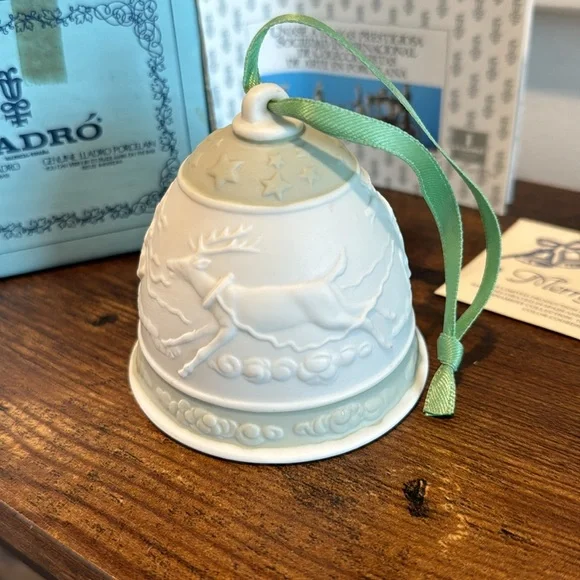 Lladro 1988 Campanita Navidad Porcilean Bell Ornament Green/White - Picture 2 of 6